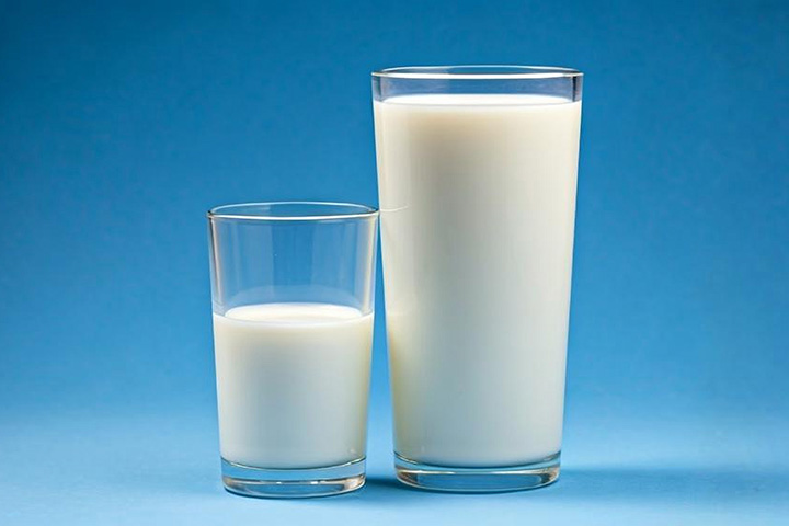 Zwei unterschiedliche große Milchgläser