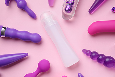 Gleitgel in der Mitte verschiedener Dildos und Vibratoren