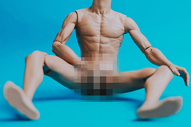 Nackte männliche Spielzeugfigur in eindeutiger Pose und verpixeltem Schritt