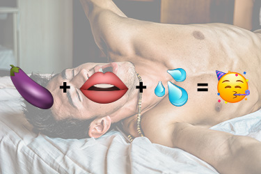 Mann auf dem Bett mit Orgasmusgesicht