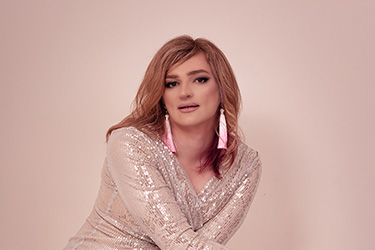 Transfrau im Glitzerkleid