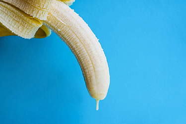 Eine Banane, von der eine milchige Flüssigkeit tropft